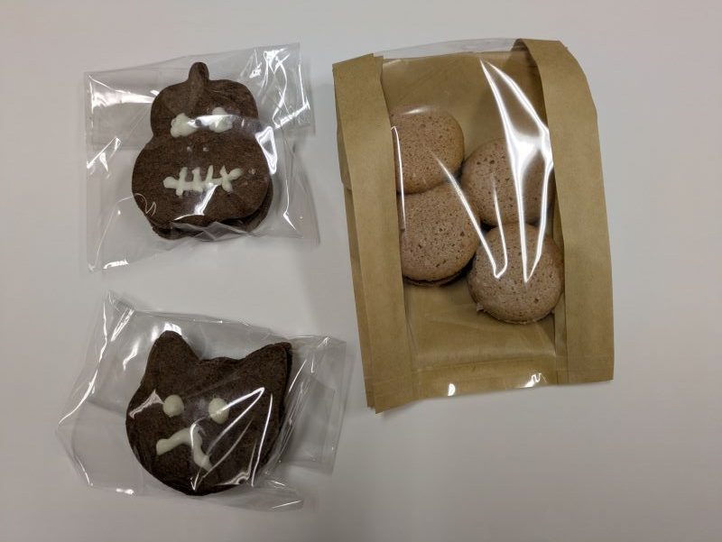 学生お手製のココアクッキーとマカロン 