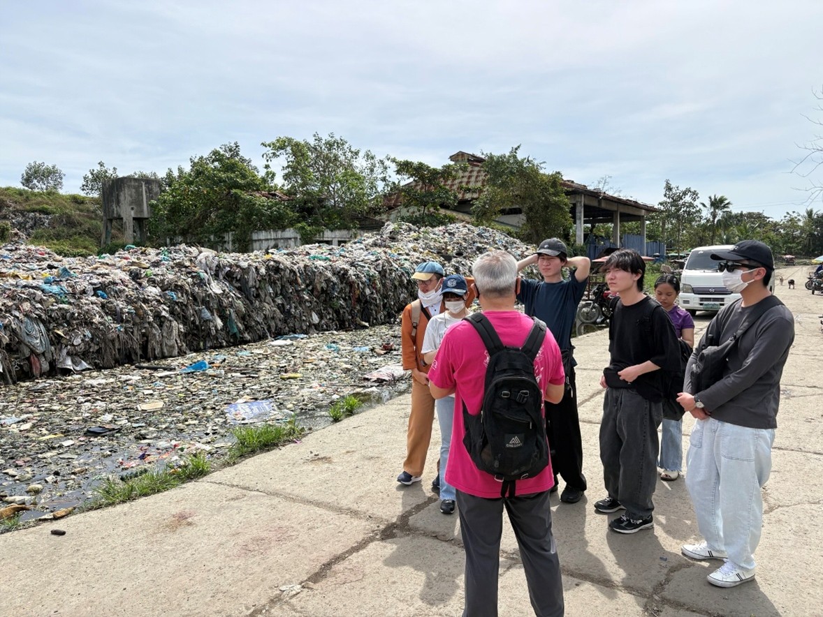 SDGsフィールドワークにてゴミ山見学の様子