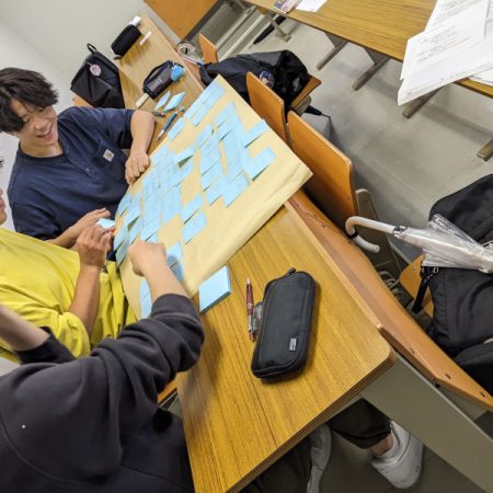 KJ法でアイディア出しを行う様子(1)