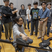 基礎演習で学生にレコディングの指導をする足立先生