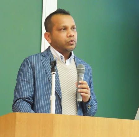 「人間たれⅡ」で環境情報学部卒業生（留学生）が講義